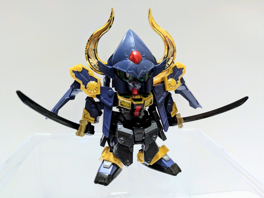 摩亜屈といったら二刀流。モチーフが黒いガンダムと呼ばれているので刀身は黒くしました。眼を保護するバイザーも可動します。