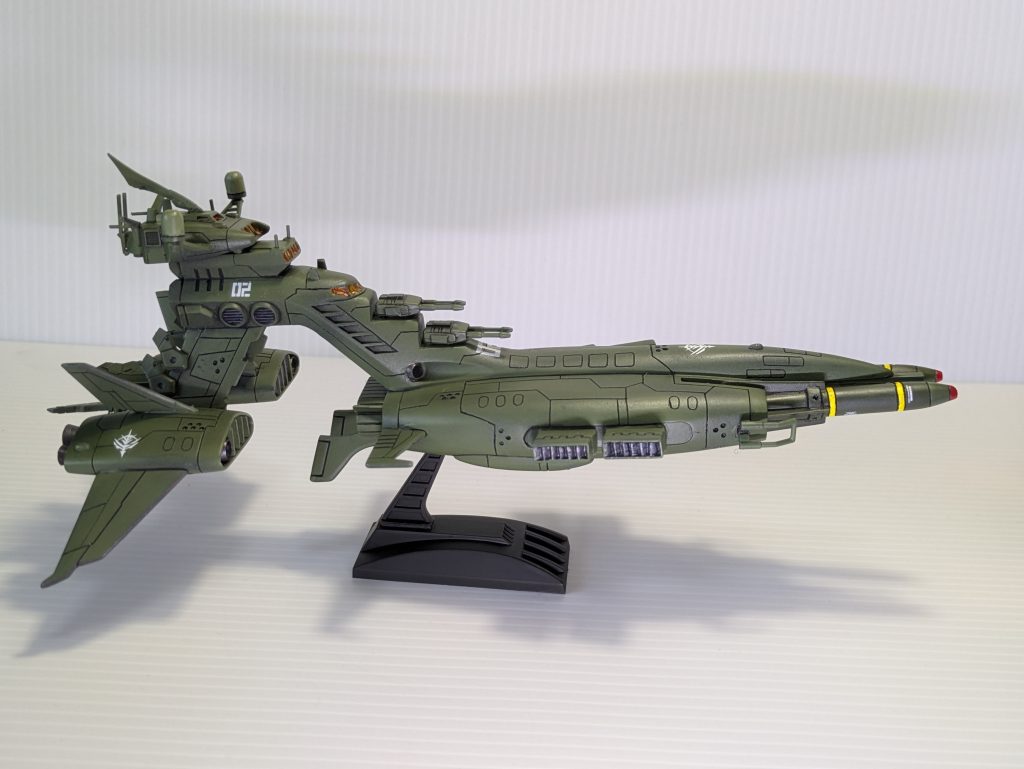 主砲を1門廃し艦橋にし、ベースがシャア専用で艦橋が貧弱に見えたのでコムサイを第一艦橋にしました。