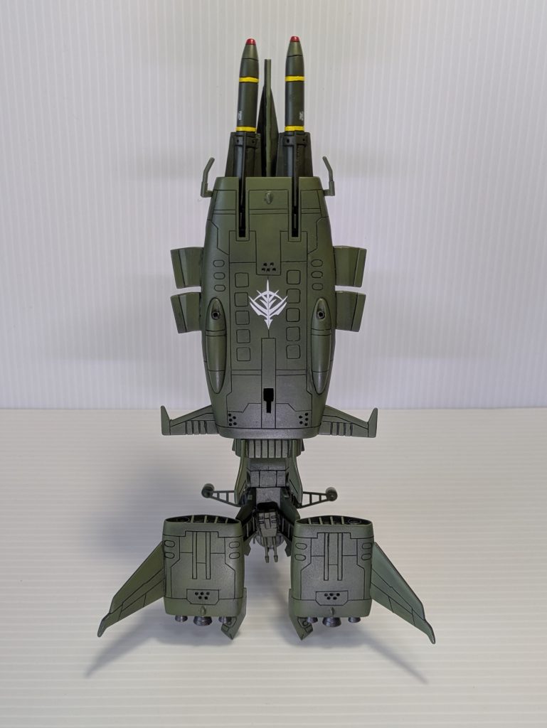 お腹です（笑）余った主砲を後方下部に移設しました。本体の上面と下面にミサイル発射管を10門づつスジ彫りました。