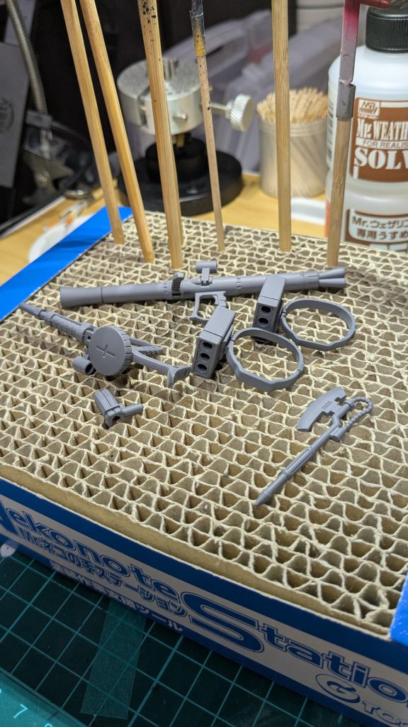 武器だけメカサフヘヴィで塗装しました。ミサイルは調色して余ってたレッドを塗りました。アーマー裏はアクリル絵の具の黒を筆塗りしました。