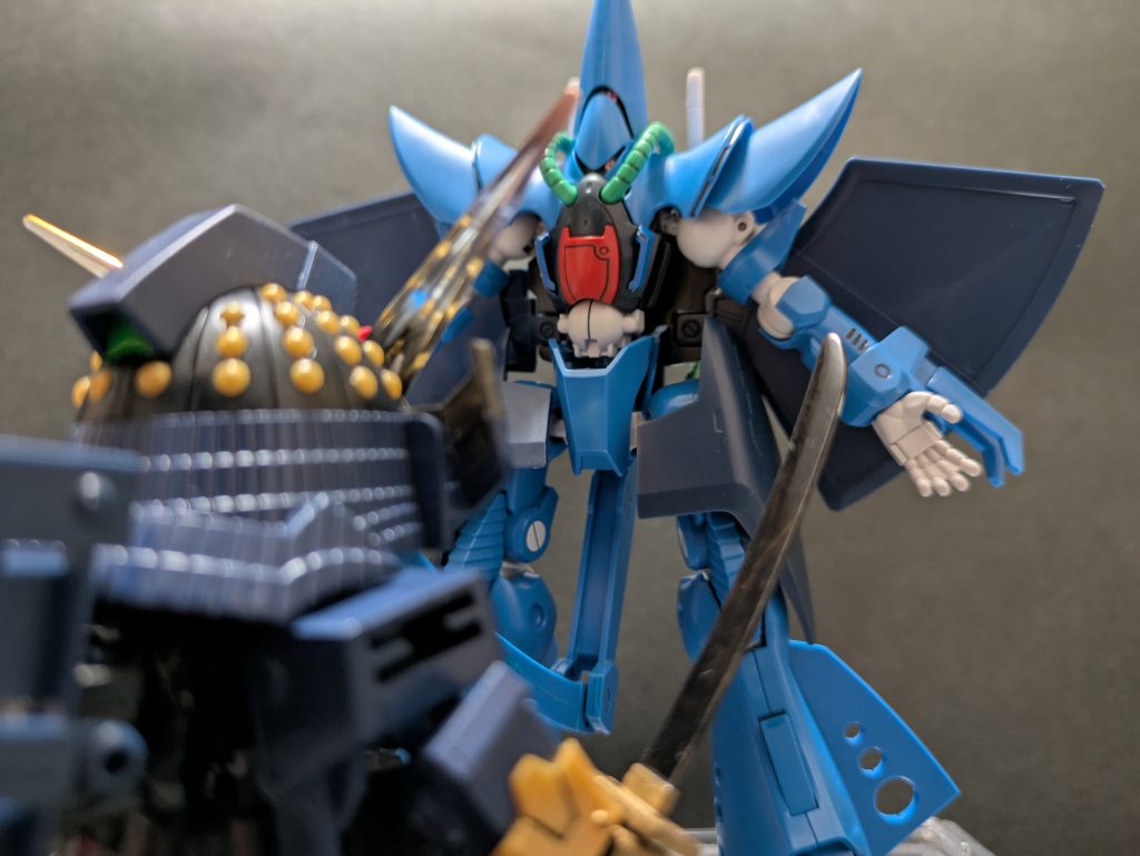 これにて完成！！…と思っていたのですが、弟もスーパーガンダム化させたいと欲が出ました。衛宇吾も闇騎士に変身する裏ギミックを持たせたので、こちらも何か別モノ級の変身を遂げてもらおうと考え、ハンブラビに襲いかかってもらい、闇堕ちしてもらうことにしました。