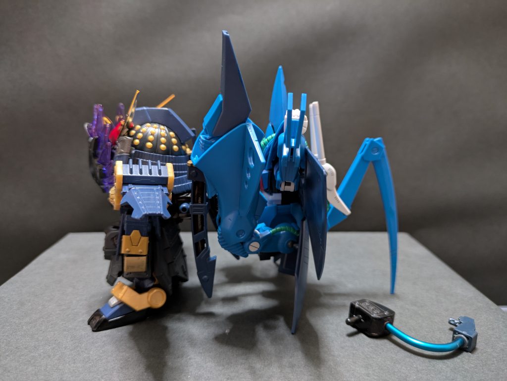 このボリューム！　ハンブラビの脚部は前後左右テレコにして正面側で折り曲げています。逞鍛とハンブラビを繋ぐジョイントは余剰パーツとアルミ線で自作（右下のやつ）し、逞鍛のバックパックとハンブラビのアクションベース用の穴を連結。写ってないですが…ちゃんと繋がっています。ハンブラビの太もも横のアーマーが不安定ながら支えになって尻尾を伸ばしても自立します。