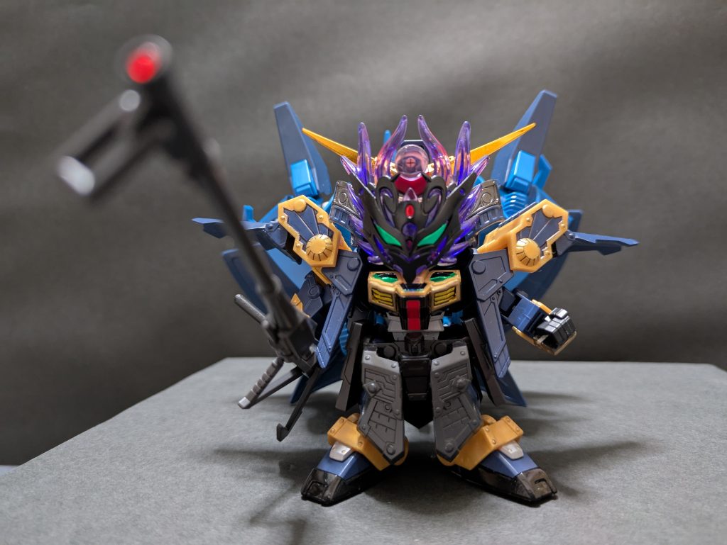 『クレオパトラキュベレイ　ダークマスクVer.』のダークマスクを採用。首へのジョイントパーツがギリ適合したのですが、鎧兜が干渉して頭部の可動域が死にました。正面しか向けません(泣)　眼は余剰シールで緑色に、見にくいですが額の上の丸い部分に100均のジュエルシールを貼ってハンブラビの余ったモノアイのシールを重ねました。ハンブラビのフェダーイン・ライフルの持ち手をランナーで増設加工したので持たせる事ができます。