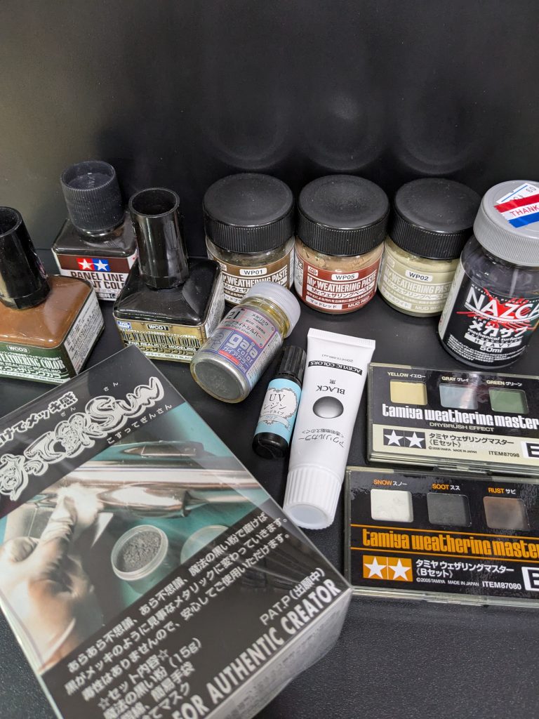 ウェザリング等に使った物です。写真を撮り忘れましたが、ラピーテープの赤を武器のセンサーに使ってます（その上からUVレジン）全体のトップコートは缶のつや消し。