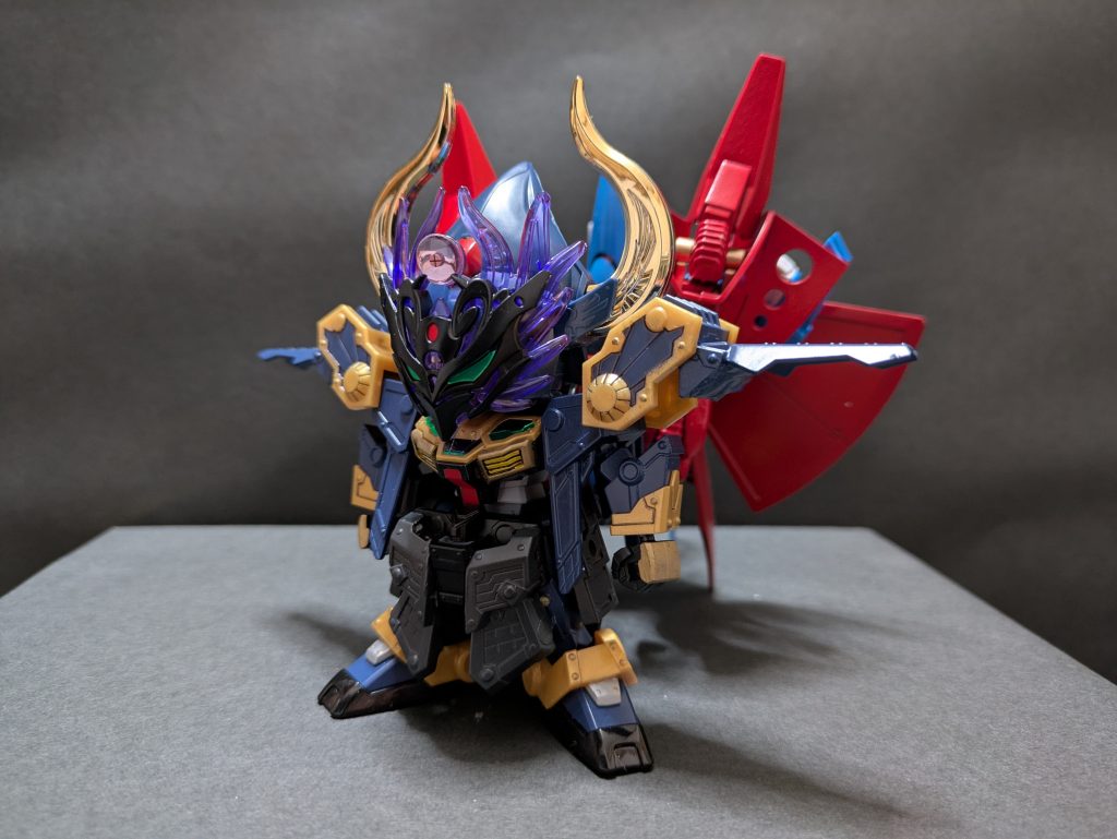 マスクコマンダーのハンブラビの羽根は赤い。でも、モチーフは一応スーパーガンダムだからＧディフェンサーは青い…どちらにするかかなり悩みました。決めきれず、結局どちらも作りました。ハンブラビ１体の脚部と羽根を赤く塗装。こちらも見にくいですが、脚部内のジョイントをゴールドで塗装しました。さらに戦闘強化武装での鎧兜にも着せ替えられます。こちらのほうが角がイイ感じに悪役っぽく演出してくれます。