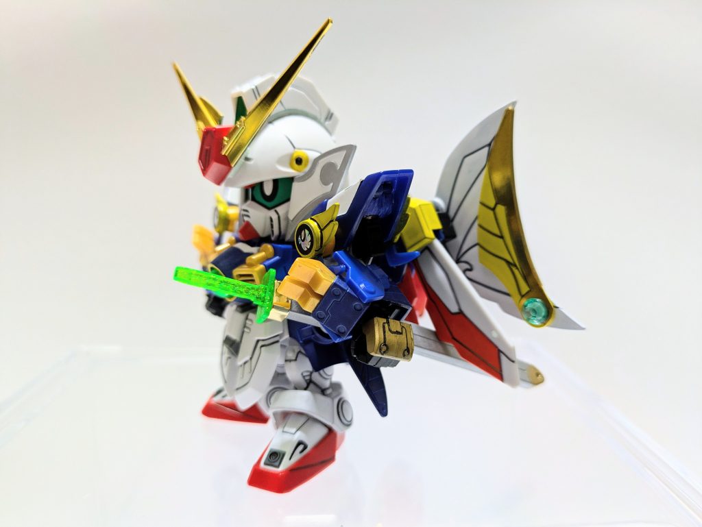 肩鎧は『Gジェネ0 ウイングガンダム』の肩パーツに『羽荒斗頑駄無』の肩鎧から切り出した飾りを黄色く塗って取り付け、ホログラムシールを貼りました。腕の爪は號斗丸の爆熱甲をそのまま使用しました。やや厚みがあるので腕の可動域が狭まってしまった事が反省点。