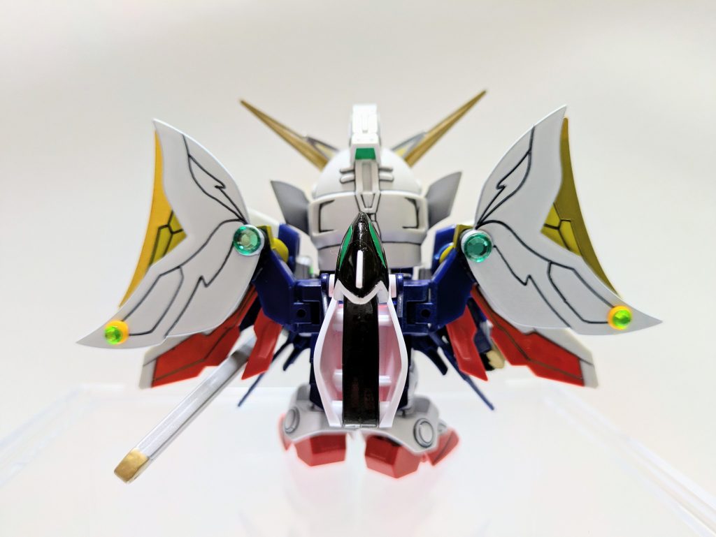 ウイングガンダムの象徴である羽根はボリューム感たっぷりにしたかったので拘りました。最初は『Gジェネ0 ウイングガンダム』のウイングのみの改造を予定していましたが、サイズ的にやや小さかったので羽荒斗の羽根を融合させる事で体に釣り合ったものになりました。塗装でモチーフに近づけ、ラインストーンで装飾して見栄えもアップ!