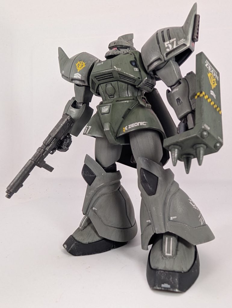 緑はエコプラのザクを作った時に余ってたMSグリーンで(zaku-kao5)頭と手足は軍艦色です。あ…全塗装と言いましたがシールドの取っ手を塗り忘れたので正確には全塗装では無いかも(笑)