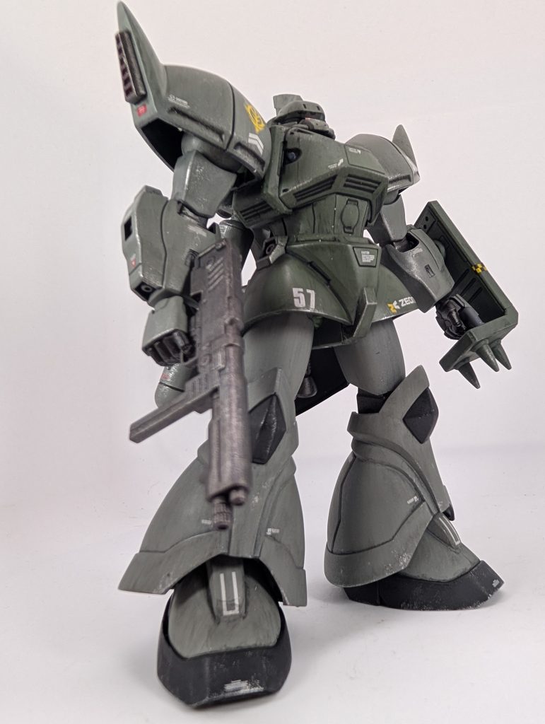 「57」の数字はまたまた娘の誕生日から取りました(zaku-kao6)娘LOVE(zaku-kao7)デカールがやたら【CAUTION】だらけで、これは危なくて整備できんやろ…とか思いながらデカールを貼ってました(zaku-kao4)