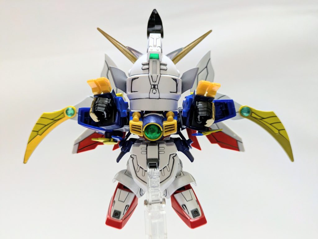 下から見ると滑稽ですね。イメージ的にはハンググライダーで飛んでる感じです。そこまで再現していませんが、兜の内側にモニターがあって鳥の眼を通してモニタリングできる構造です。