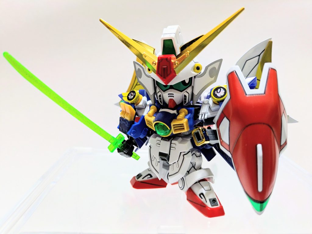 刀は『鉄機武者鋼丸』のものを拝借。手の穴に合わなかったので少し削りました。ラメ入りのクリアグリーンがイイ味出してます。シールドはそのまんま元ネタキットより。本当は腕の横に付けたかったですが、持ち手のみランナー加工で手の穴に挿すかたちになりました。