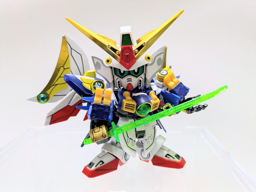 「作戦名〝流れ星〟。賊軍、王圖を殲滅する―!」 私説・SD戦国伝/弐十國戦記〜光と闇の大戦〜【第5話/流れ星】遥か昔。大将軍でありながら危険な野心を抱き、地上を制圧しようと目論んだ者がいた。戦に消極的な他国の大将軍らを尻目に侵攻を続ける彼等を打ち破ったのは、自警財団統一連合軍・百鬼夜行衆だった。討伐された大将軍に代わり、衆の初代頭領を君主として建国された他国とは隔絶された独立国家・王圖(オズ)。総帥と呼称を変え、国の頂点に君臨し続ける刀劉義守(トールギス)家。現総帥・刀麗珠(トレーズ)卿が掲げる戦争と平和への美学は、自軍においては絶大な支持を得ているが、他国からは戦争を誘致しかねない危険な思想だとして警戒されていた。魔界の門で異変が起こり、大将軍たちが次々に倒れる中、刀麗珠卿は如何に動くか迷っていた。好機とばかりに地上を一気に制圧するか、今しばらく状況を見定めるか…。そんな中、突如として〝死神〟と名乗る魔界の使者が出現する。「賢明な貴方がたはどちらに付きますか」。そう戯けたように笑う〝死神〟に嫌悪感を抱きながらも魔界の脅威が近づいている事を確信する。その直後、けたたましいサイレンが鳴り響く。「熱源を感知! 一…二…三…四…五! 五つの地点で侵入者あり! 敵襲!! 敵襲!!」夜空を切り裂き、流れ星のごとく五つの光が王圖の国土へと降り落ちた。「作戦名〝流れ星〟。これより任務を開始する」刀麗珠卿が鎮座する城の前に降り立った武者羽翼頑駄無は即座に臨戦態勢に移り、護衛兵を蹴散らしていく。そんな羽翼の前に善駆主(ゼクス)と名乗る仮面の武者が立ちはだかる。「許可なき入国は万死に値する大罪だ。武士の情けだ。殺す前に名と目的を聞いておこう」「これから死ぬ奴に教える名など無い。賊軍、王圖を殲滅する」次回を待て!!