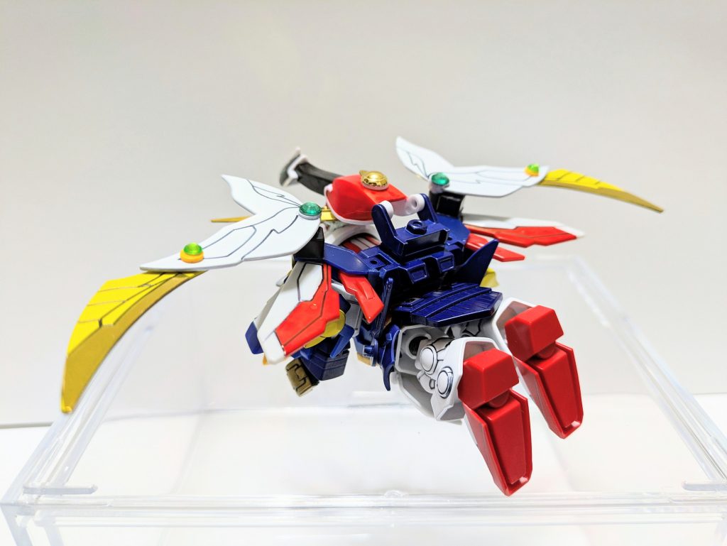 モチーフに忠実な変形といってもあくまで武者は生命体。首と腰を180度回転させると骨バキバキで死んでしまいますので、そこは考えました。肉体部分は生命体として無理のない範囲の姿勢にとどめ、あくまで鎧が飛翔能力を有している前提での変形を意識しました。