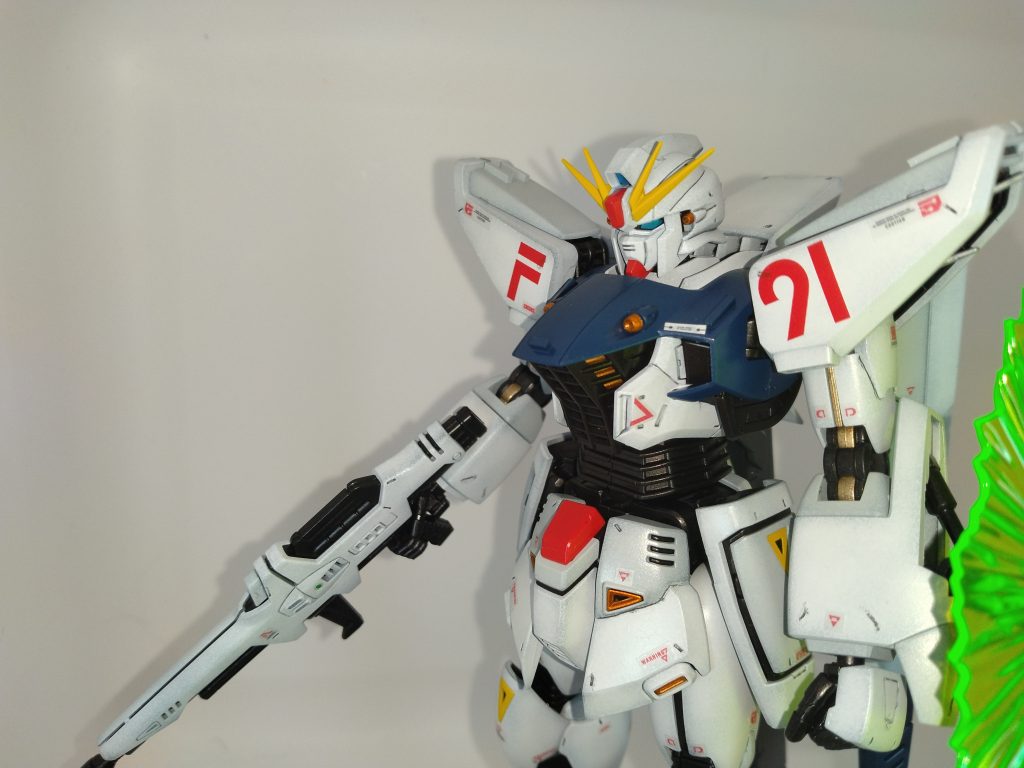 バストアップ。元のキットがシンプルで流麗なフォルムだったので、少しのスジボリ追加に留めました。白一色がシンプルすぎたのでグレー部分塗り分けてます。