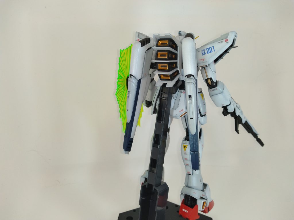 背面がかっこよすぎる。。。バーニア部はゴールド→クリアーオレンジです。