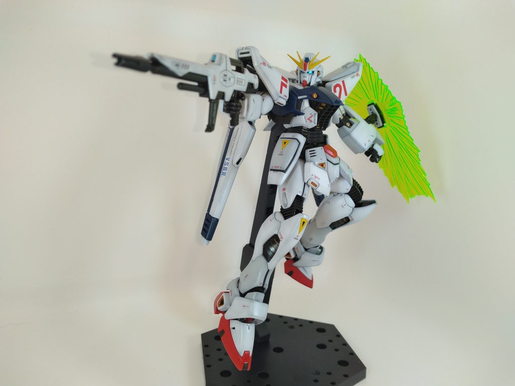 ビームシールドが肩に干渉しないよう引き出し機構が付いてます。