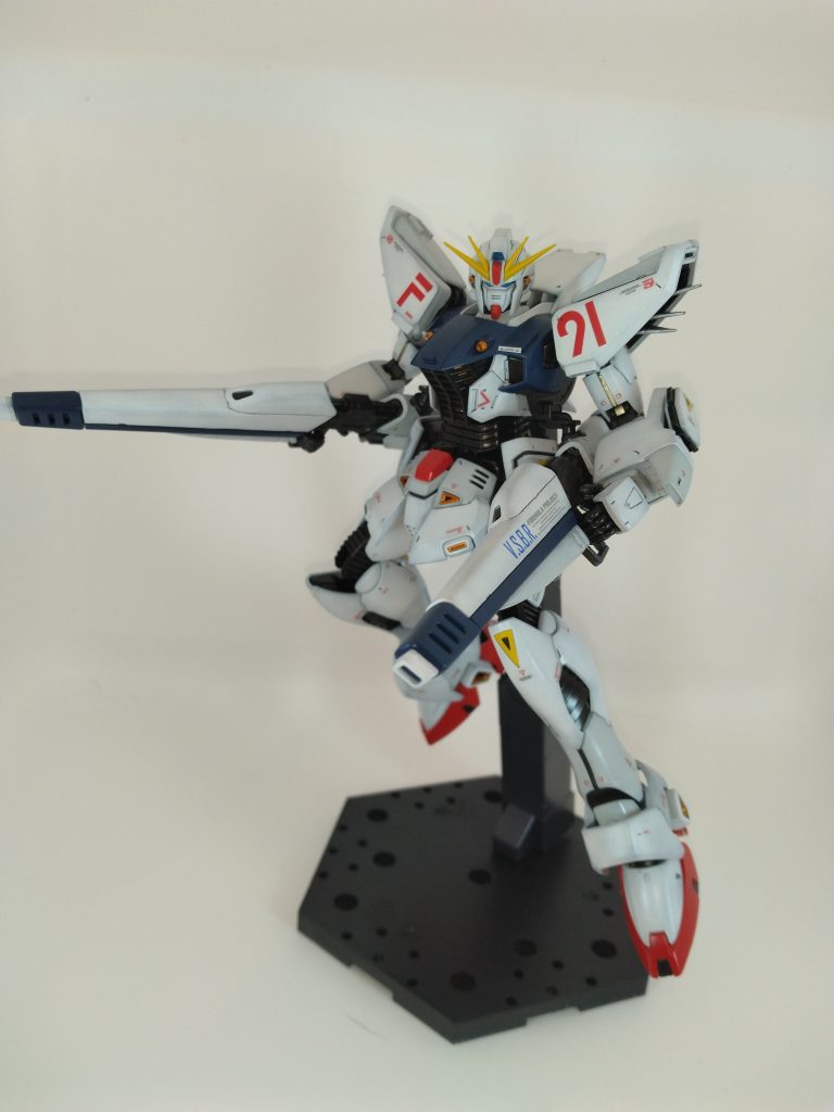 手首の可動域が広く、両手でヴェスバー構えられるのがこのキット最大の魅力です。このポーズがやりたかった！