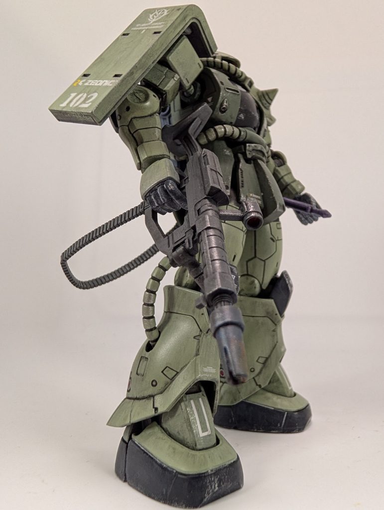 このベルト式のマシンガンもなかなかカッコいいですね(zaku-kao2)