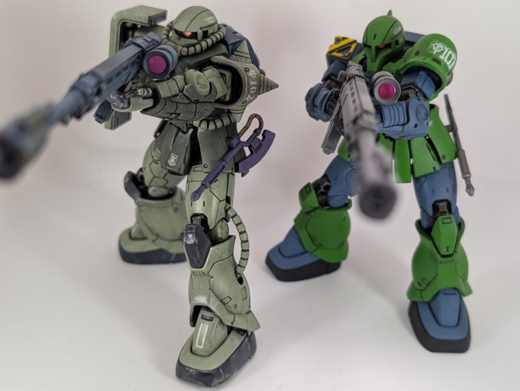 2体で構えてみました(zaku-kao6)ヒートホークを構えてる写メを撮り損ねてました(zaku-kao4)