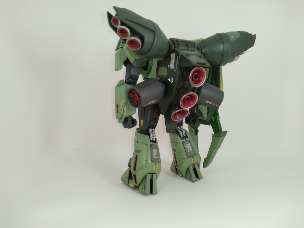 背面。バーニアをシルバーに変更することで、バックショットの威圧感が増しました。