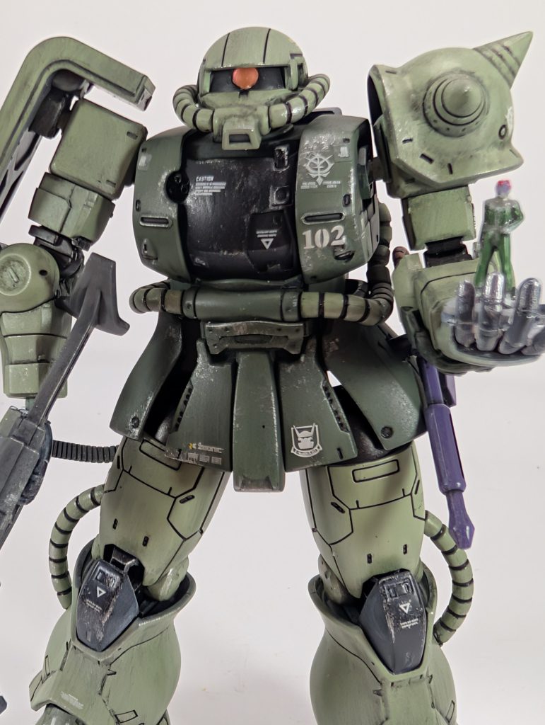 RGザクに付いていたフィギュアを【老眼チャレンジ】してみました!面相筆と爪楊枝を使って、なかなかマシに塗れた!と思ったんですが…