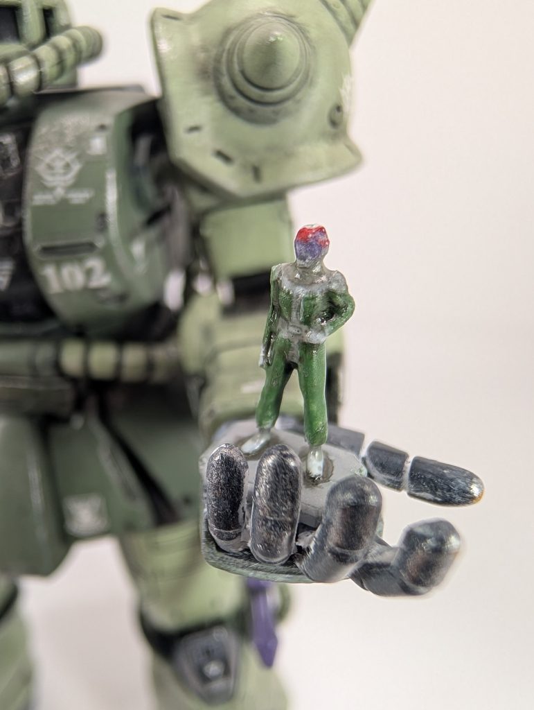 拡大して見ると…何か違う(zaku-kao4)また機会があれば【老眼チャレンジ】してみます(笑)