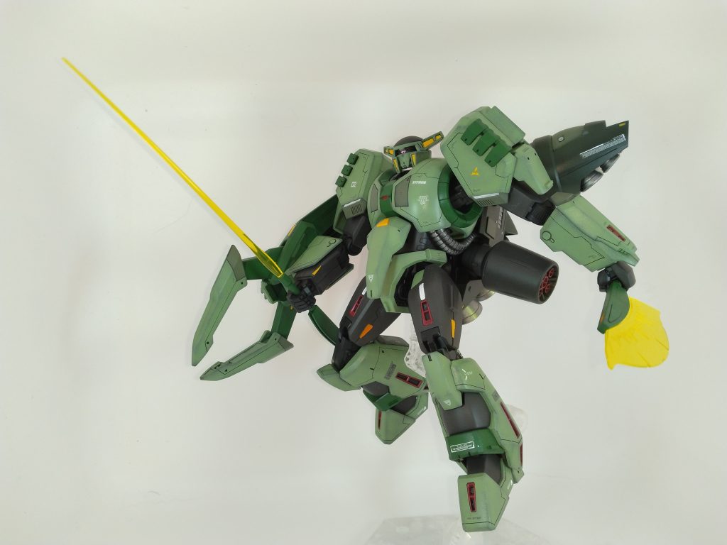 接敵!クリアパーツはシナンジュのものが付いてました。なのでビーム・トマホークはシナンジュのようにナギナタっぽいエフェクトも付いてます。