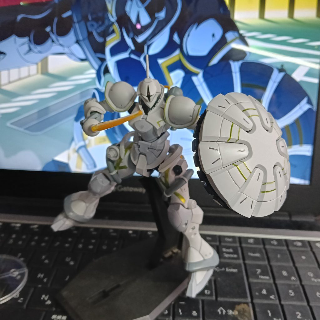 ハクジを見慣れると定番なはずのサーベルの存在感がやや薄く…