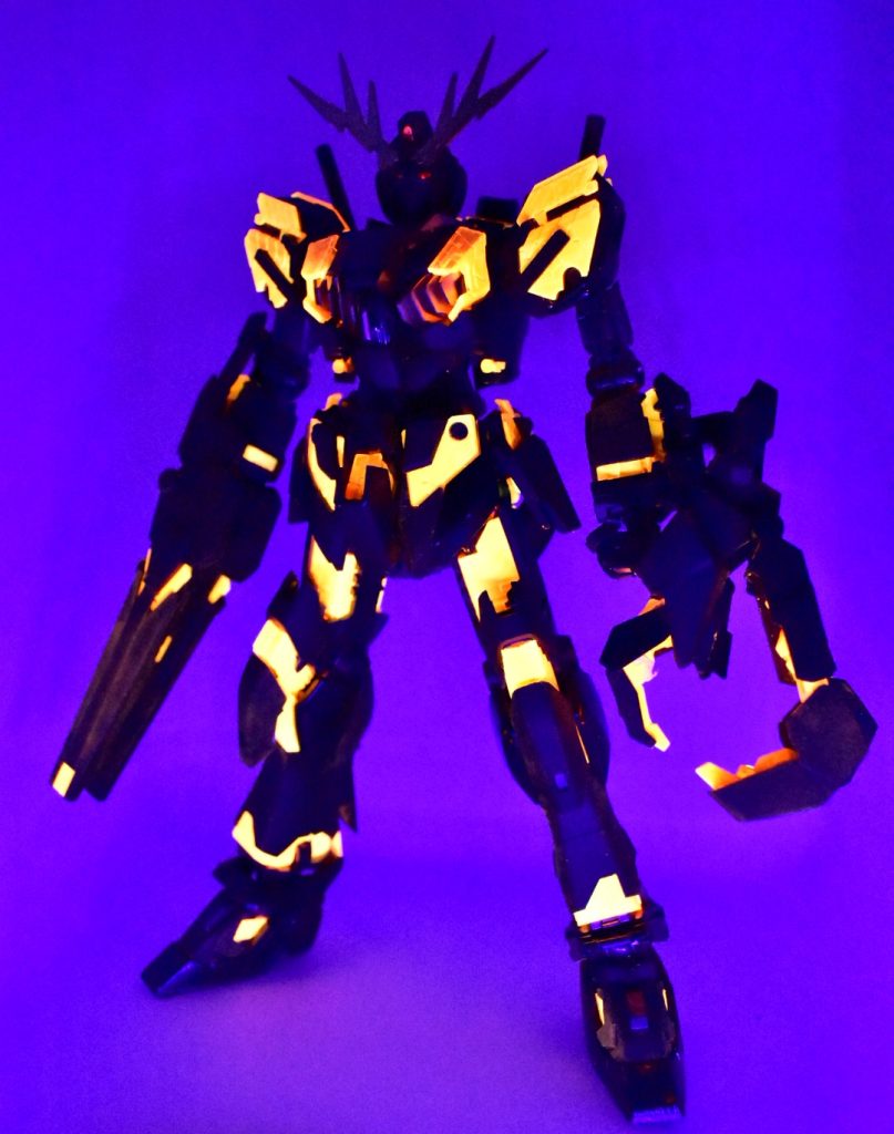 サイコフレームと各センサーに蛍光塗料を使用しているのでブラックライトを当てると発光しますサイコフレームは成形色の時点で光るけど色が解釈違い起こしたので上から塗り直し