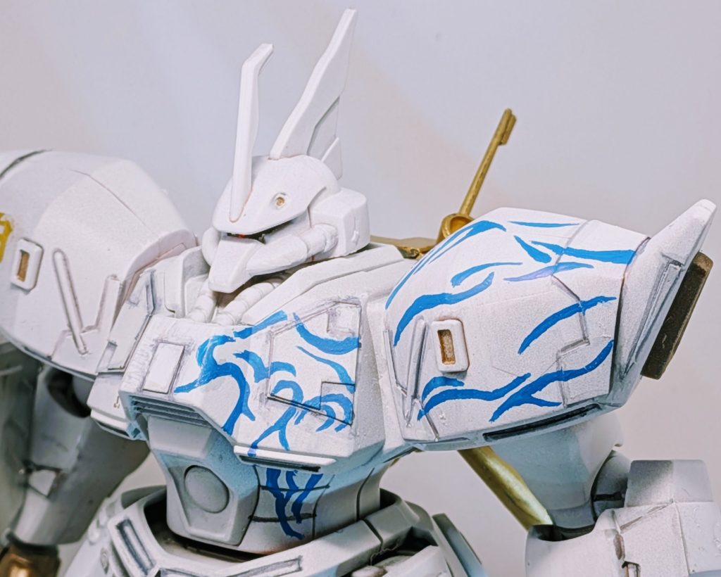 今回スジボリに初挑戦したのですが、「こりゃわたしに合わない(zaku-kao4)」と早々に諦め、パネル貼りに切り替えました。ちなみに今回使ったパネル材料はプラ板でなく「ペーパーパレット」(撥水加工された紙!)です。手探りで採用した材料でしたが加工しやすく(ハサミで切るだけ)、曲面追従するので結果オーライでした!