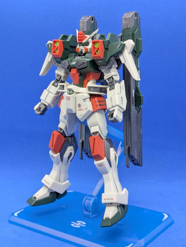 全身。大砲を2つ背負っているのでやはり背中が重く、立たせておくとよく後ろに倒れるので、台座を使っています。台座はガンダムベース限定のSeed Freedom仕様のアクションベース7です。