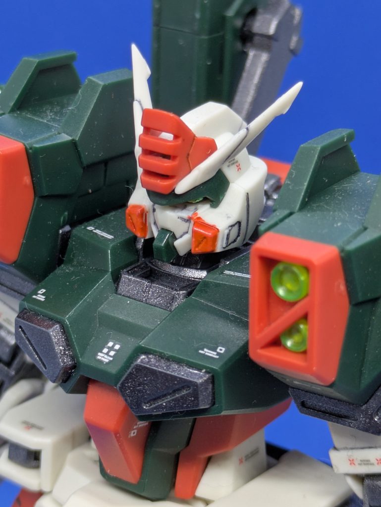 頭部アップ。ツインアイとセンサー部分はガンダムマーカーのメタリックイエローグリーンを筆塗りしました。頬の部分はガンダムマーカーのシャアピンクですが、思ったより違和感なくて良い感じだと思います。肩のセンサーはクリアパーツそのままですが、他のセンサー部分とだいぶ質感が違うので、いっそのこと塗装してしまったほうが良かったかもしれません。