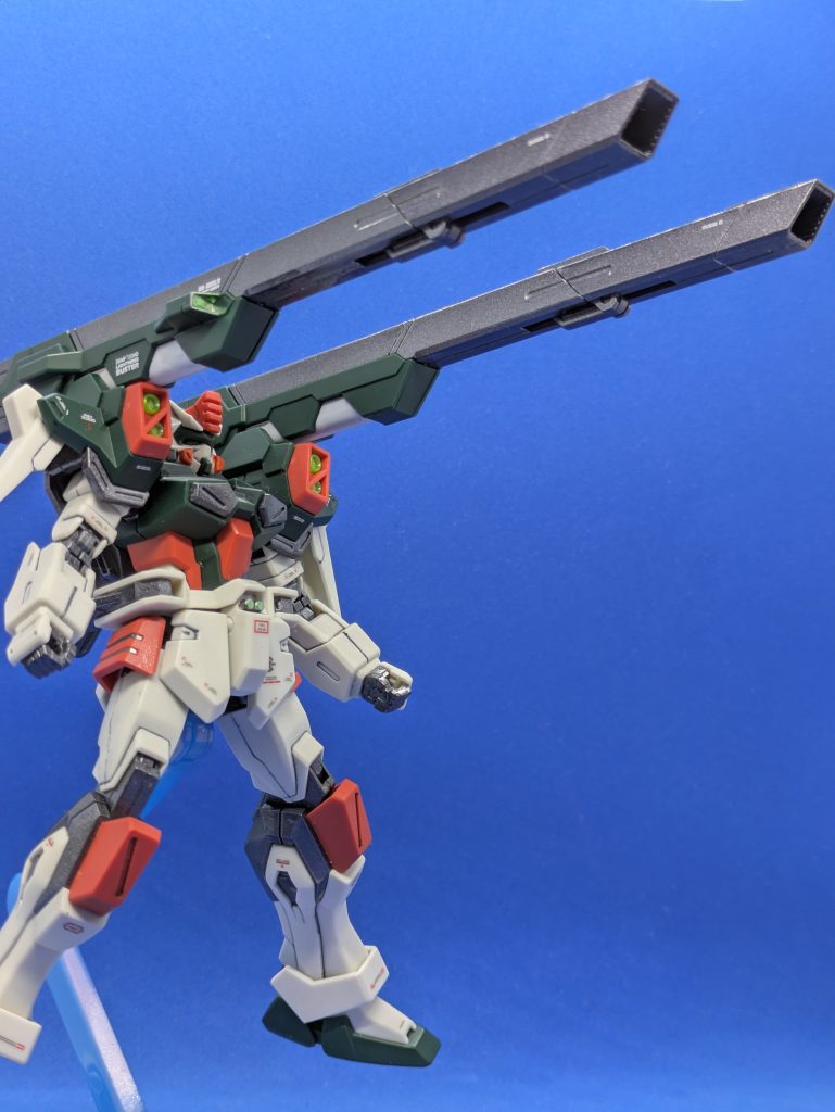 MA-X60S/D 複列砲身多目的砲。差し替えなしで展開しますが、ものすごい長さで画角に収めるのが大変です。合わせ目は大半は段落ちモールドですが、シリンダー状の部分のみ明確に合わせ目が出るため消しています。シリンダー状の部分はつや消しグレーで塗装して質感に差を出そうとしましたが、グレーだと思ったよりガンメタル部分と差が出なかったので、白で塗り直しました。