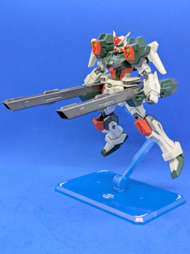 抱え持ち。F91のヴェスバーのように抱え持ちっぽくできますが、グリップはないので手に持たせることはできません。個人的には原型機にあった砲身連結ギミックが無くなったのが少し残念。