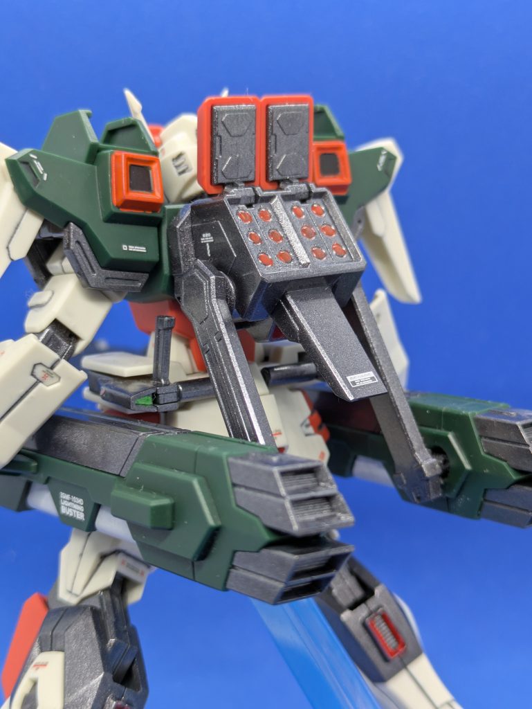 77式多目的誘導弾発射筒。そのままだとグレー1色なので、弾頭部分をメタリックレッドで塗装しました。ハッチにも裏打ちパーツがあるのが凄いです。