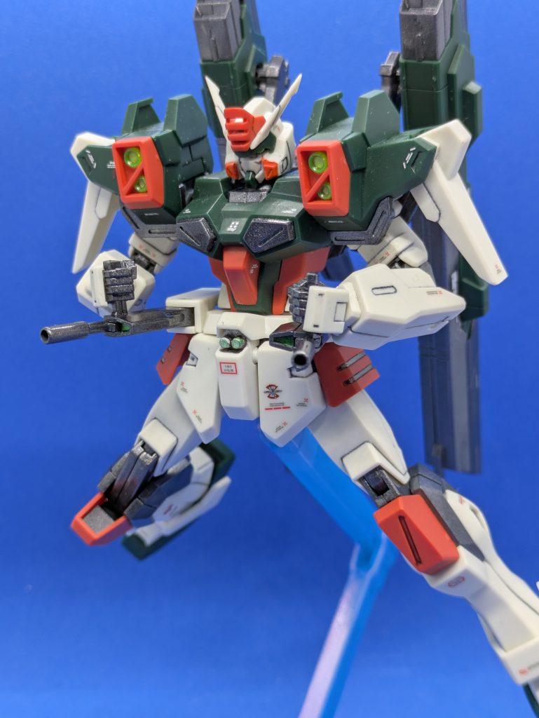 MMI-KX815 高エネルギービームガン。砲身部分は差し替えパーツで展開状態を再現しています。グリップがあるのですが、持たせるのが結構大変でした。