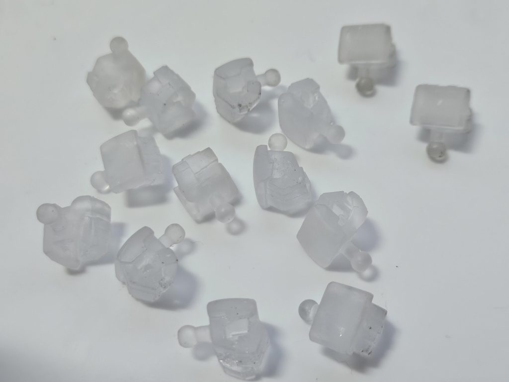 今回は大量に持ち手不足になったため、シリコン液を購入して持ち手専用シリコンモールドを作成。量産しました。手の甲を注ぎ口にしましたがレジン素材が固く加工には向いてませんね。