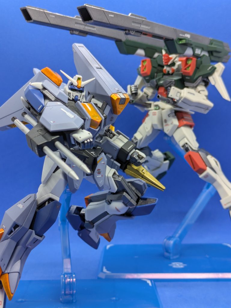 以前組んだデュエルブリッツと。やっと2機並べることができました。感無量です。前後に並べているので大きさに差があるように見えますが、実際はだいたい同じサイズです。ただ、アサルトシュラウドがあるのでデュエルブリッツのほうがだいぶマッシブに見えます。ご覧いただきありがとうございます。