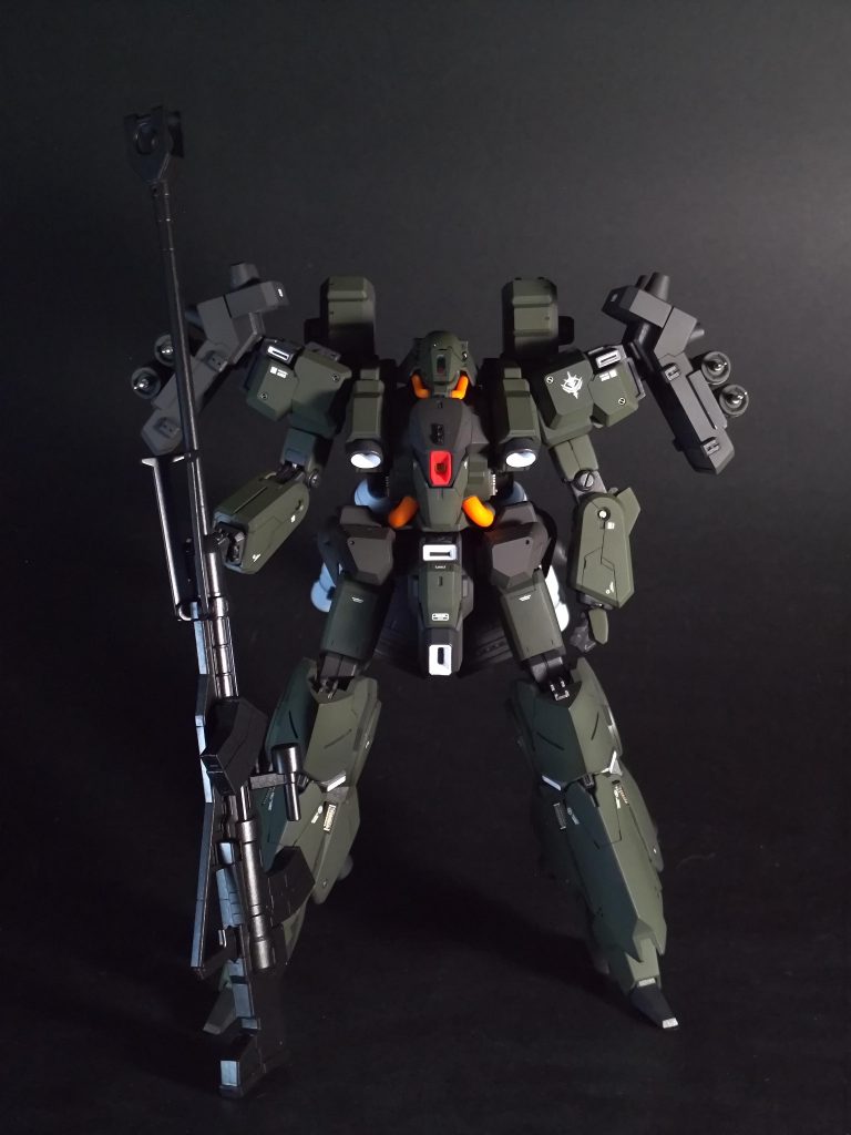 プロポーション改修首の埋没化頭頂部をより平に二の腕短縮ハンドパーツ変更（ビルダーズハンド）腿延長足首延長武装追加肩部にファンネル＋ラック追加（ビルダーズパーツ）対艦ライフル追加（ヅダより）後はスジ彫りの追加やディテールアップパーツやメタルパーツでのディテールアップをそれなりに。塗装はアクリジョンやファレホといった水性エマルジョン系塗料です。トップコートはU-35マットバーニッシュを使用しました。