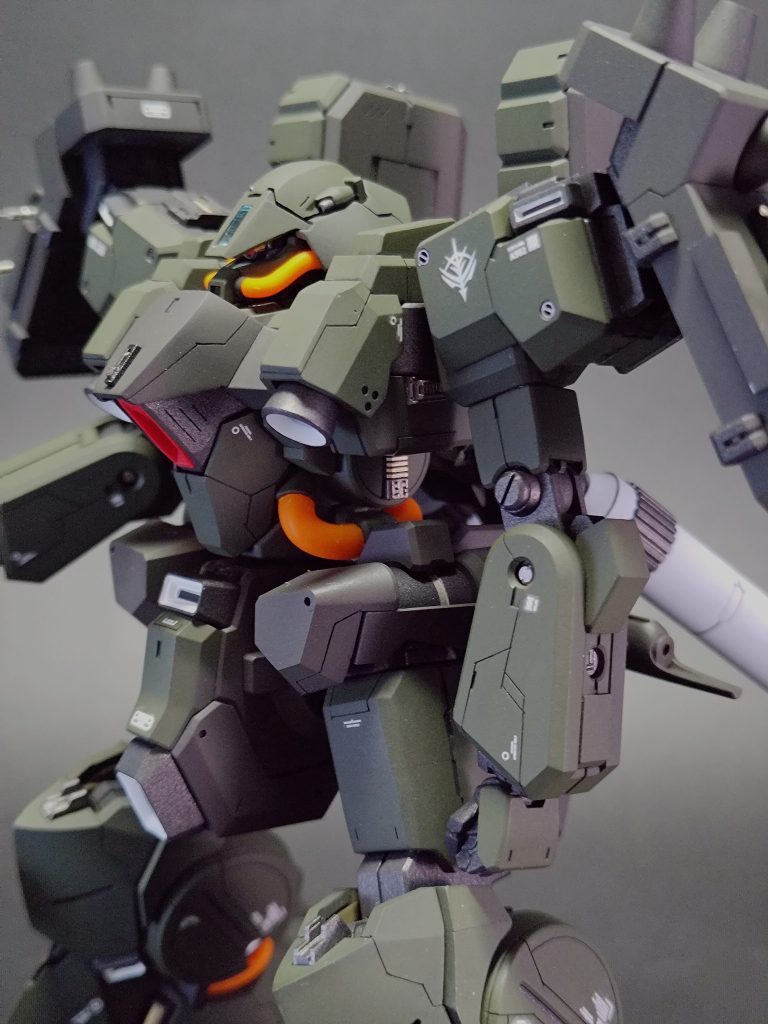 メタルパーツはそのままだとギラつきが強くなってしまうので、ファレホのバーントアイアンで塗装してつや消しトップコート後に接着しています。