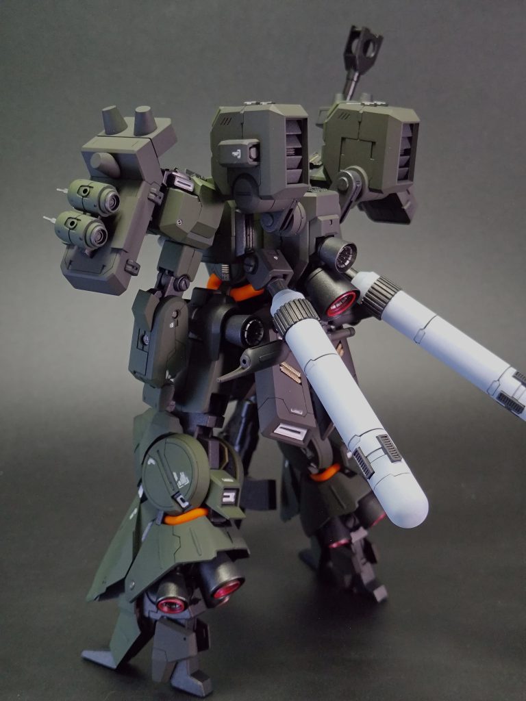 丸いバーニアは3Dプリンタ製の市販パーツを追加してメタリックレッドやバーントアイアンなどで塗り分けました。四角い方のバーニアはエナメルのホワイトで塗った後にクリアーでコートし、中心をエナメルのブラックで塗装orハセガワのフィニッシュシートでなるべく綺麗に塗り分けるように意識しました。