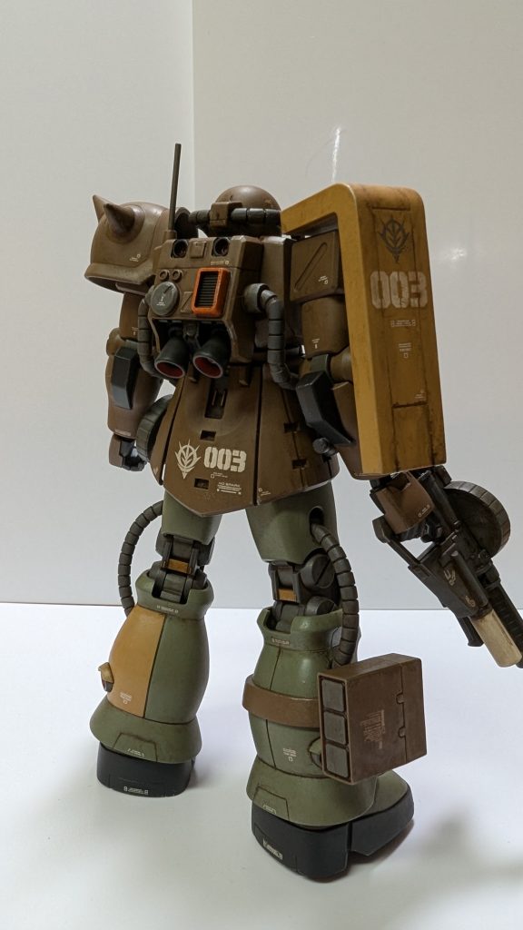 MSGパーツを使ってバックパックをディテールアップ。先人の知恵を拝借して下半身を延長しています。