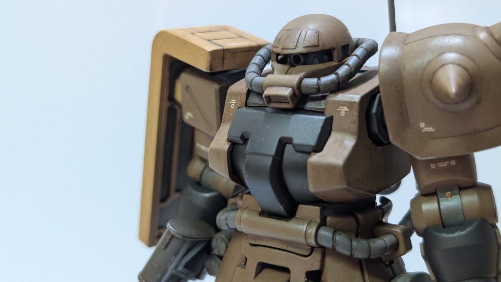 首部のポリキャップの先端を半分くらいカットして隙間を無くしています。モノアイもモビルパイプに変更しました。