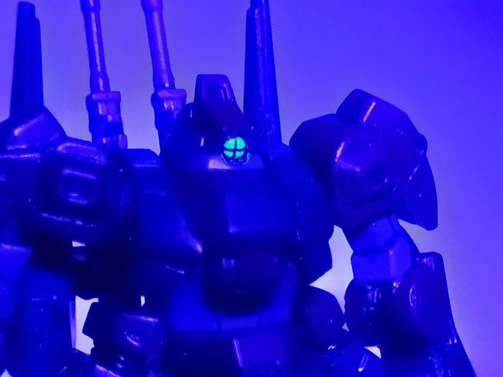 モノアイに蛍光カラーを使っているので光ります