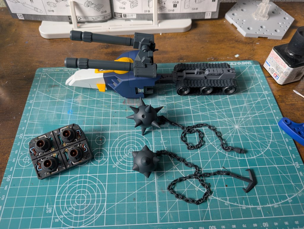 ver.2.0付属のガンダムハンマーも一緒に。ハンマー部分は合わせ目が出るので消しています。その間にパネルの部分塗装をしてました。