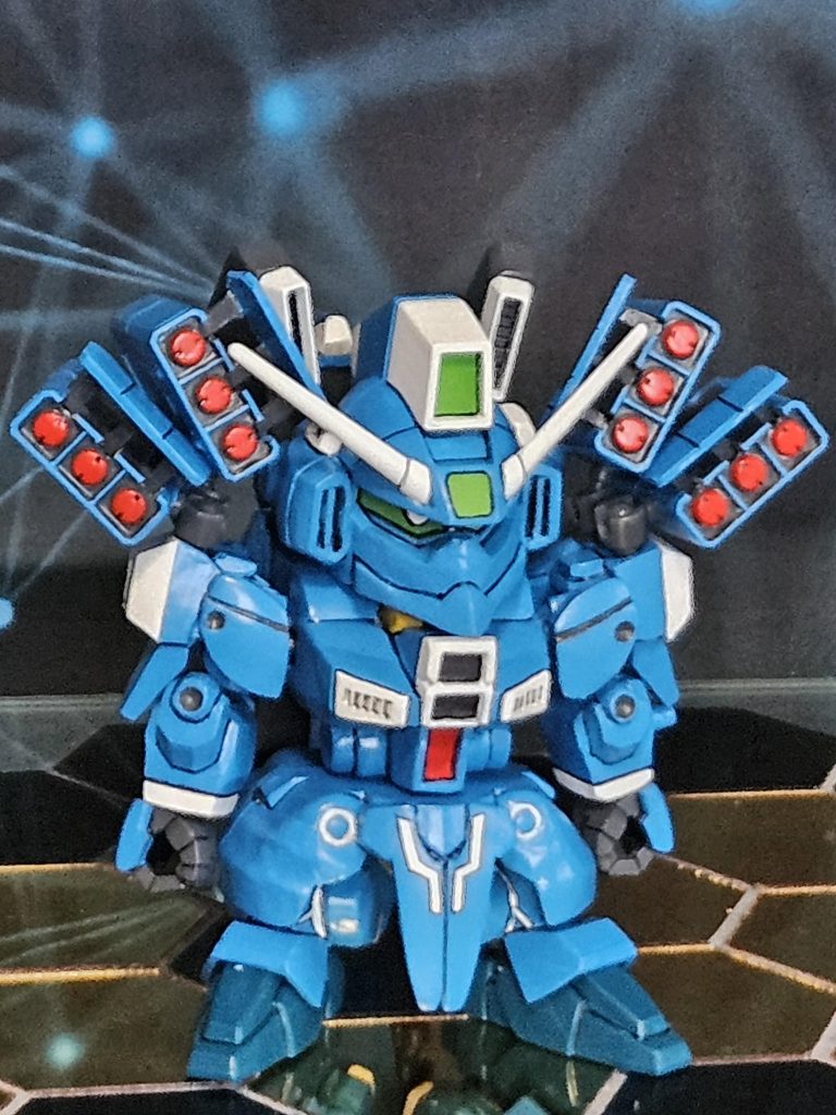 肩のミサイルポッドにハッチを取り付け。開閉可能。