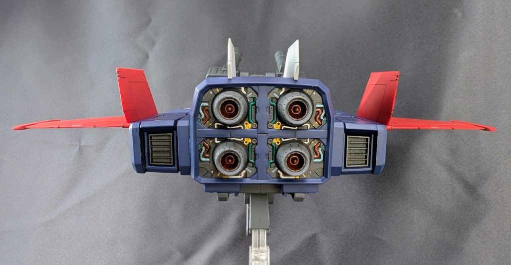 リヤ部分。パネル全体をラッカーで塗装してからガンダムマーカーを筆塗りしてます。ツヤが揃えば良い感じになるし、楽なのでよく使う手法です。