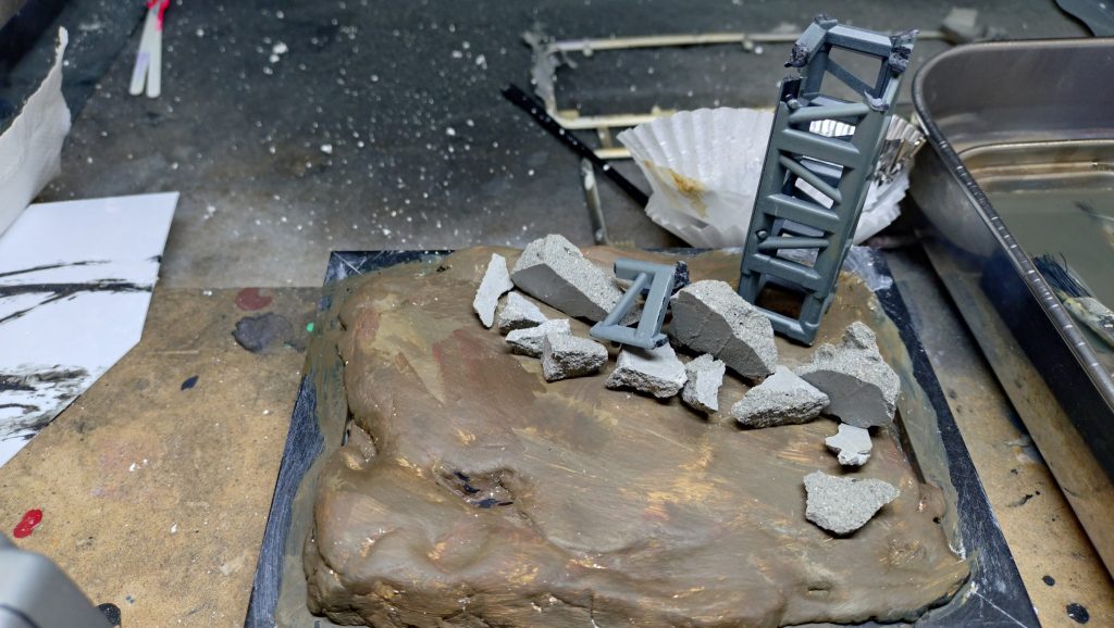 Webでさがして、諸先輩方のお知恵を拝借しまくってます！フォトフレームをベースに紙粘土、アクリルガッシュ、セメントに、山田化学さんのトラスをちぎって配してます。