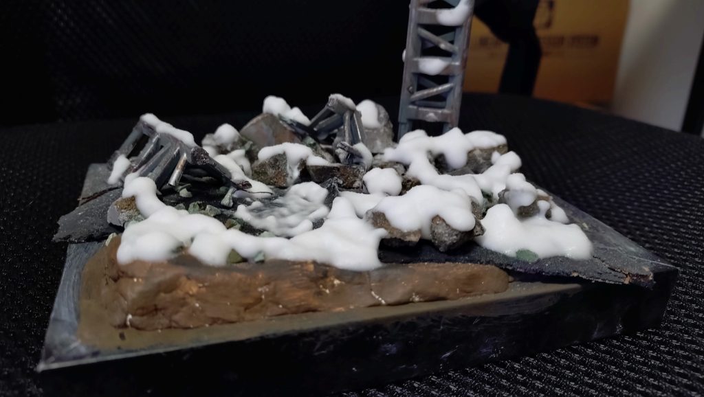 コルクシートをアクリルガッシュで着色して、アスファルトっぽくしつつ、ちぎって貼ってます(残雪で見えないけど)。雪は、木工用ボンドに水、重曹です！インターネットはほんとにありがたい！お知恵をWebに上げていてくれる方も本当にありがたい！