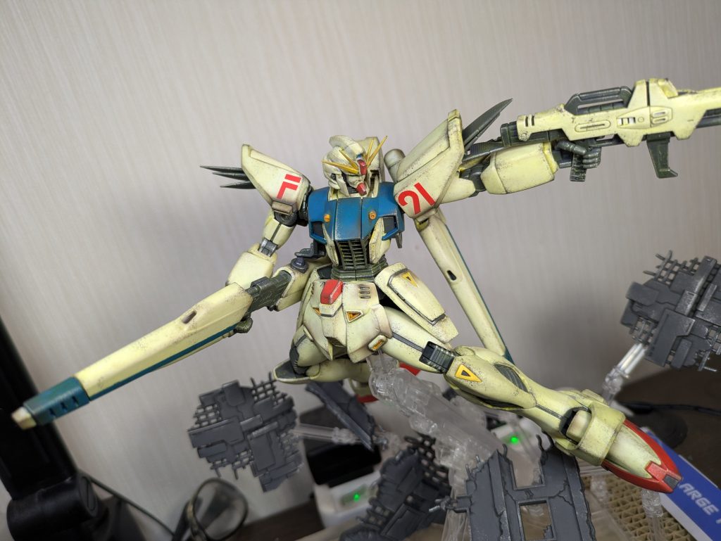 目まぐるしいスピードからの攻撃による金属表面剥離による分身攻撃